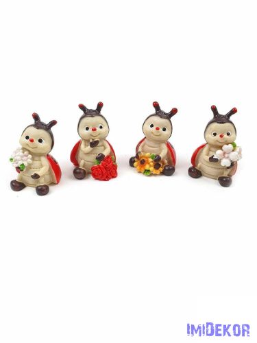 Ülő katica figura