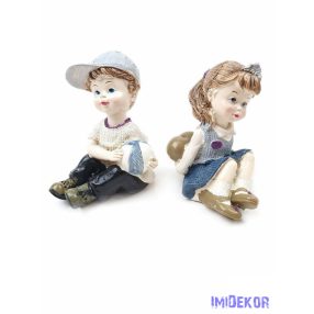 Kötött ruhás iskolás gyerek figura