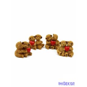 Páros ülő barna maci figura szívvel