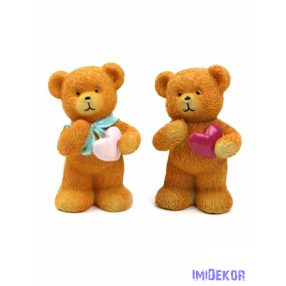 Szívet ölelő maci figura álló