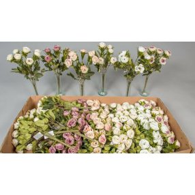   Rózsa 7 ágú selyemvirág csokor zöld díszítővel világos színekben 38 cm