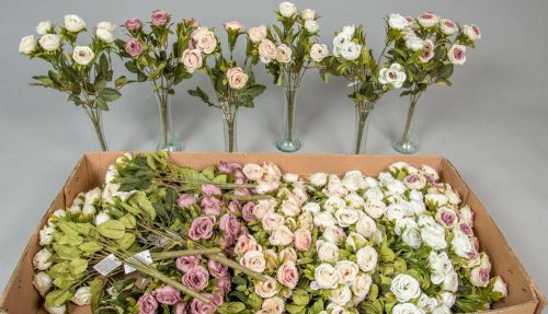 Rózsa 7 ágú selyemvirág csokor zöld díszítővel világos színekben 38 cm