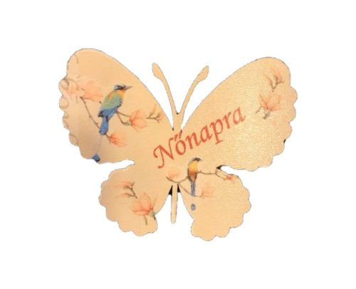 " Nőnapra " pillangó lézervágott fa betűző táblácska 7,5 cm