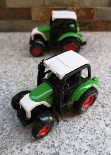 Traktor zöld felhúzható kerekű guruló játék figura 10x5,5x6,5 cm