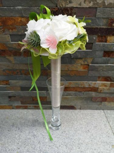 Ballagó csokor Rózsa-Hortenzia virággal szalaggal 25 cm - Fehér-Zöld Mix