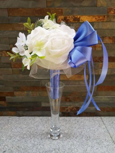 Ballagó csokor Rózsa-Hortenzia virággal szalaggal 25 cm - Fehér-Kék Mix