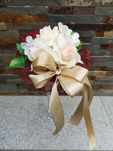Ballagó csokor Rózsa-Hortenzia virággal szalaggal 25 cm - Arany-Piros Mix