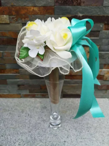 Ballagó csokor Rózsa-Hortenzia virággal szalaggal 25 cm - Türkiz-Barna mix