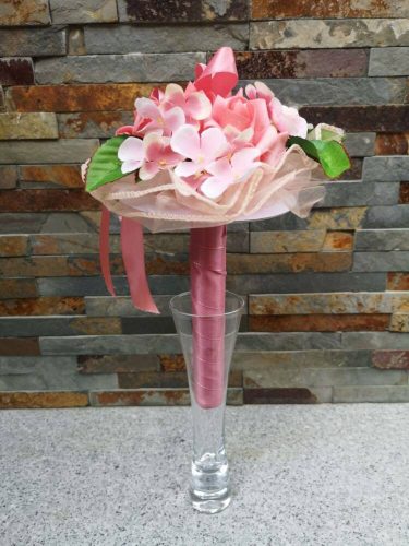 Ballagó csokor Rózsa-Hortenzia virággal szalaggal 25 cm - Rózsaszín Mix