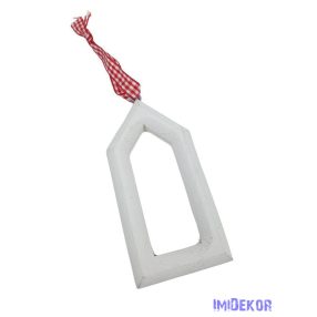 Piros kockás szalagos fehér ház