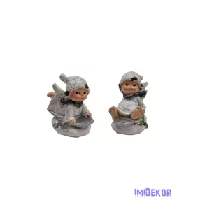 Fehér szárnyas figura felhőn