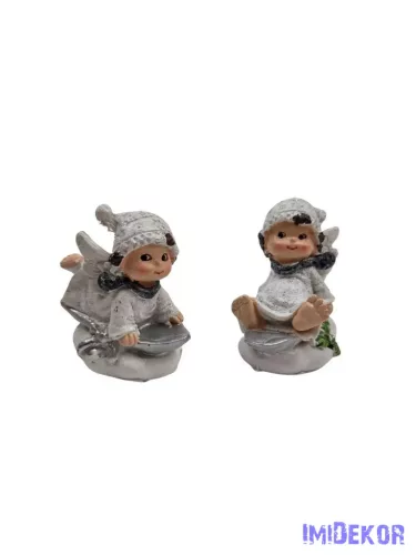 Fehér szárnyas figura felhőn