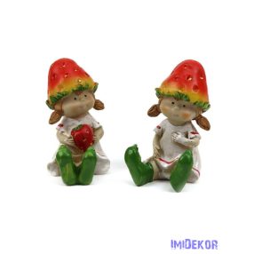 Eper kalapos ülő lány figura 7,5cm