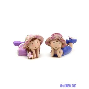 Lila virágkalapos fekvő figura 8x5,5cm