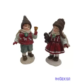 Bordó ruhás téli figura