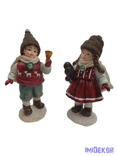 Bordó ruhás téli figura
