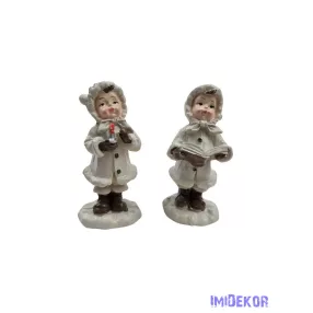 Éneklő fehér kabátos figura