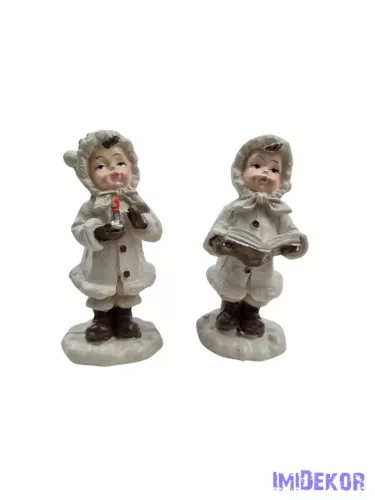 Éneklő fehér kabátos figura