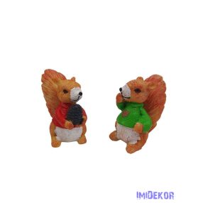 Színes pulcsis mókus figura