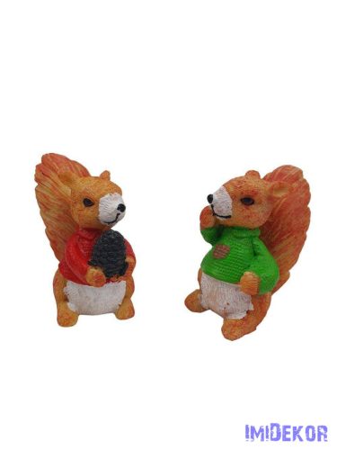 Színes pulcsis mókus figura