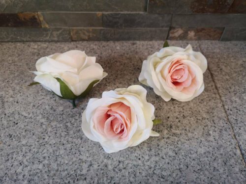 Rózsa minőségi selyemvirág fej nyílt rózsafej 7 cm krém-rózsaszín középpel
