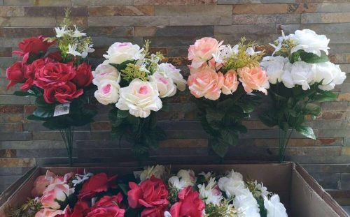 Nyílótt és nyíló rózsa + kis virágok 9 ágú selyemvirág csokor zöldekkel bogyóval 42 cm