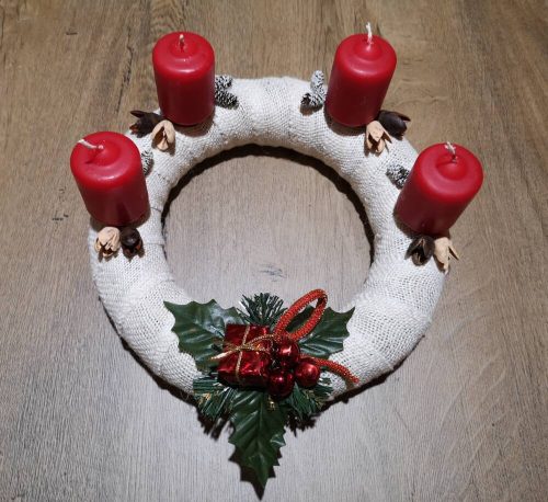 Adventi koszorú krém piros 25 cm alapon karácsonyi asztali dísz
