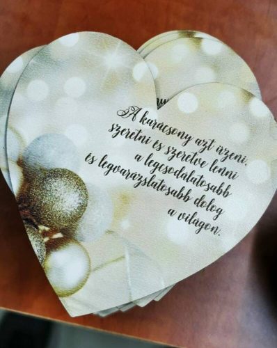 Karácsonyi üzenet szív lézervágott nyomtatott fa tábla 9,5 cm betűző karácsonyi dekoráció