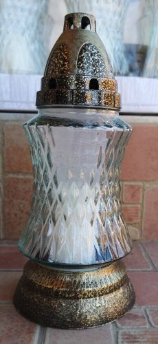 Rücskös karcsúsított derekú áttetsző üvegmécses antikolt fedeles talpas mécses betéttel 24 cm