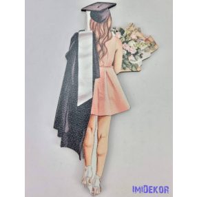 Taláros szoknyás ballagó lány virágcsokorral