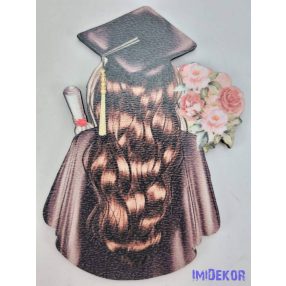 Taláros ballagó lány háttal virágcsokros tábla