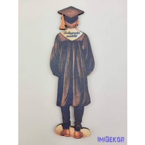 Ballagó fiú hátán felirattal