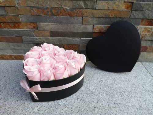 Rózsabox masnival 15 szappanrózsa fejes fekete-rózsaszín közepes szív virág doboz