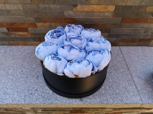 Virágbox 11 selyem peónia fejes fekete-kék nagy kerek örök virág doboz