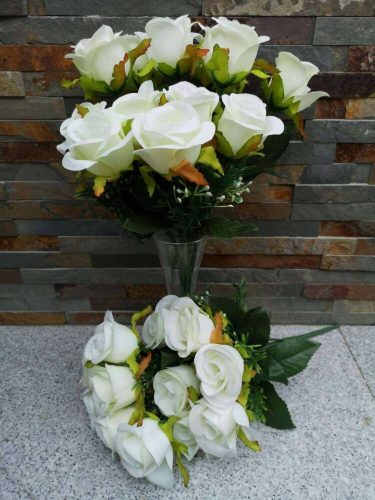 Rózsa 12 fejes selyemvirág csokor díszítőkkel 36 cm - Fehér
