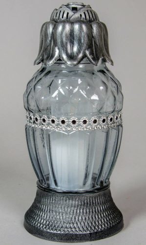 Középen strasszos szürke üvegmécses ezüst antikolt talppal virágos fedéllel mécses betéttel 24 cm