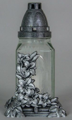 Virágos kocka alakú üvegmécses kereszttel ezüst antikolt fedeles talpas mécses betéttel 23 cm
