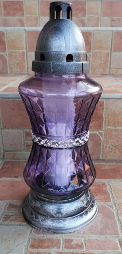 Karúcsított derekú strasszos üvegmécses antikolt ezüst talppal fedéllel mécses betéttel lila 32 cm