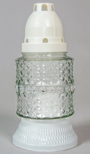 Rücskös strasszal díszített kis henger áttetsző üvegmécses fehér talppal fedéllel betéttel 18 cm