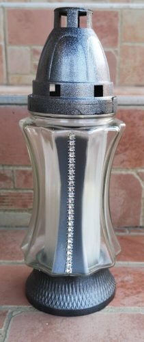 Karcsúsított derekú szürke alapon strasszos üvegmécses antikolt fedeles talpas mécses betéttel áttetsző üveg 24 cm