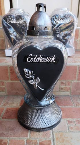 Szív alakú feketén festett áttetsző üvegmécses antikolt ezüst fedeles talpas mécses betéttel "Emlékezünk" felirattal  38 cm