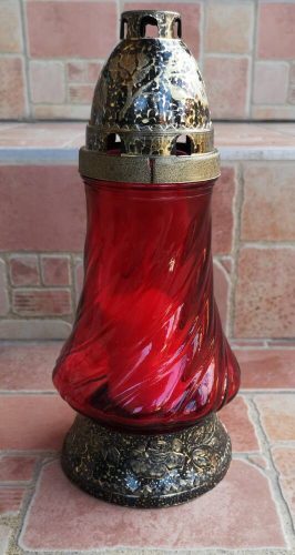 Kúpos piros üvegmécses antikolt arany díszített fedeles talpas mécses betéttel 24 cm